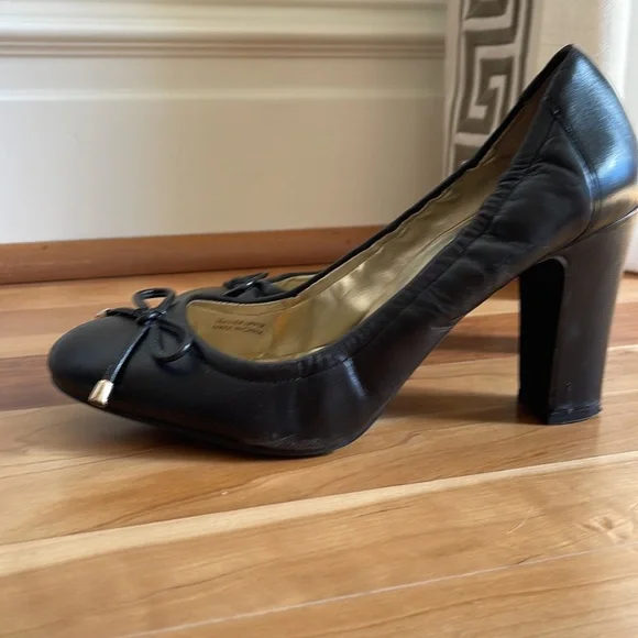 Tahari black leather pumps - Picture 4 of 5